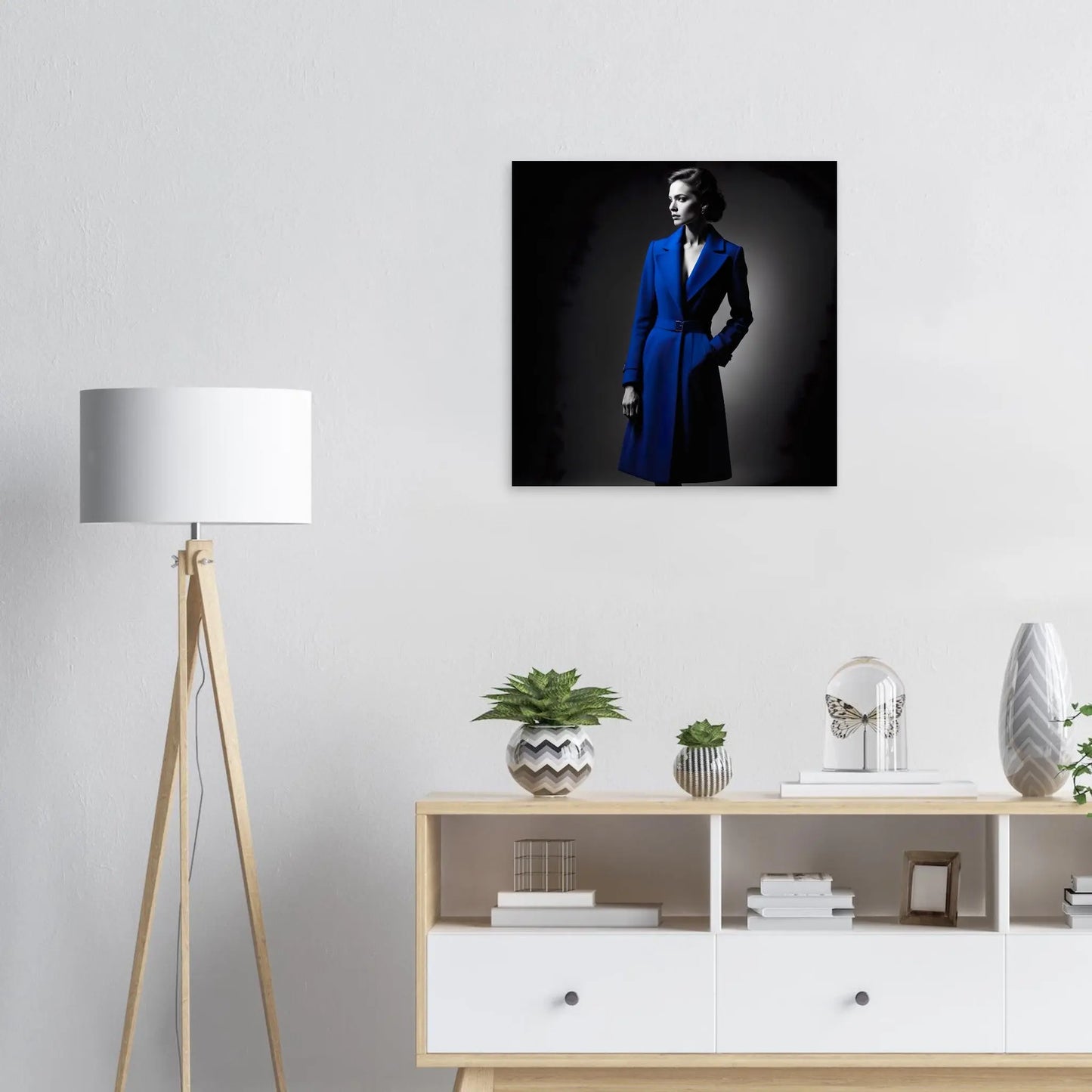 Moderner Forex-Druck - Frau im blauen Mantel - Schwarz-Weiß, KI-Kunst RolConArt