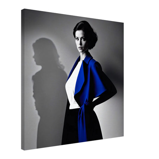 Leinwandbild - Frau im blauen Mantel - Schwarz-Weiß Stil, KI-Kunst - RolConArt, Schwarz-Weiß mit Akzentfarben,