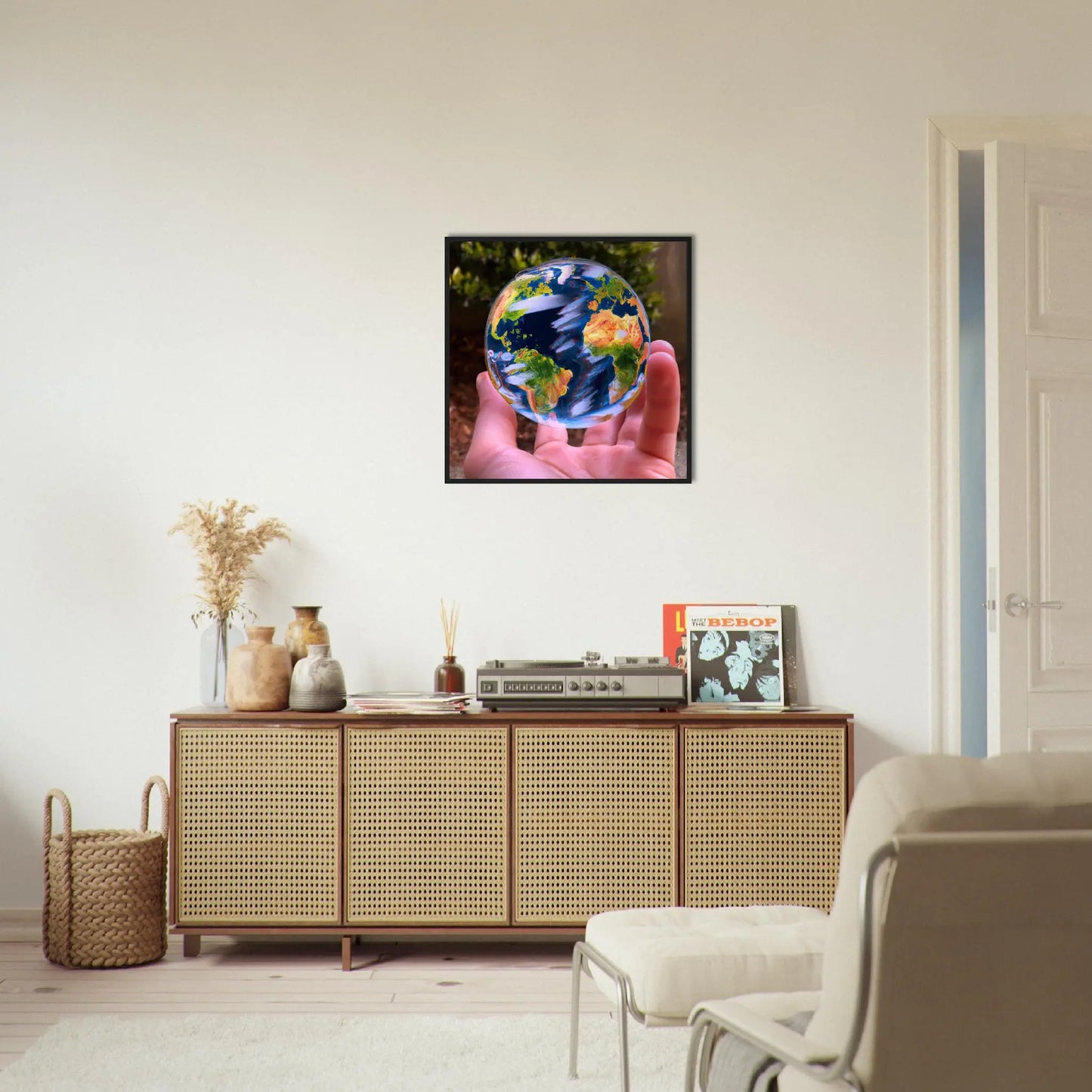 Gerahmtes Premium-Poster - Planet in der Hand - Foto Stil, KI-Kunst - RolConArt, Fotokunst - Kreative Vielfalt,