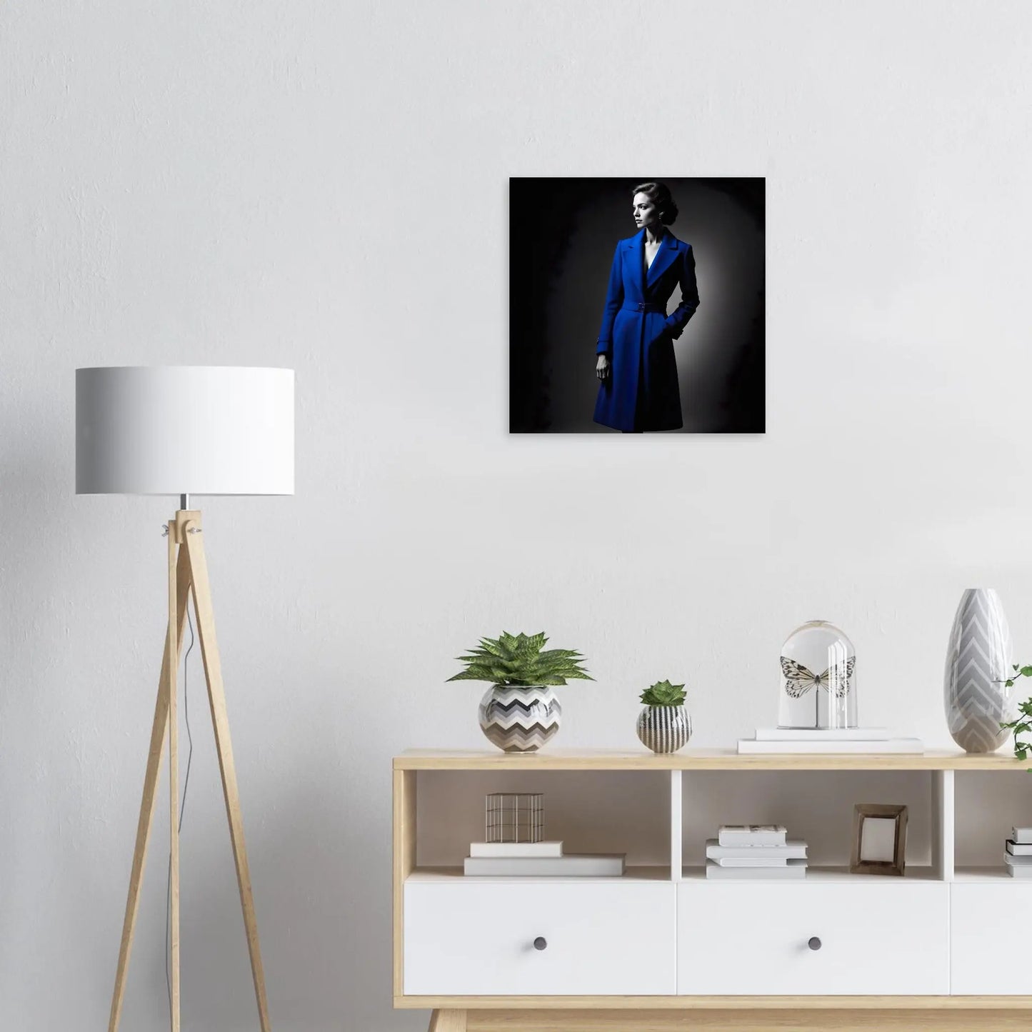 Moderner Forex-Druck - Frau im blauen Mantel - Schwarz-Weiß, KI-Kunst RolConArt