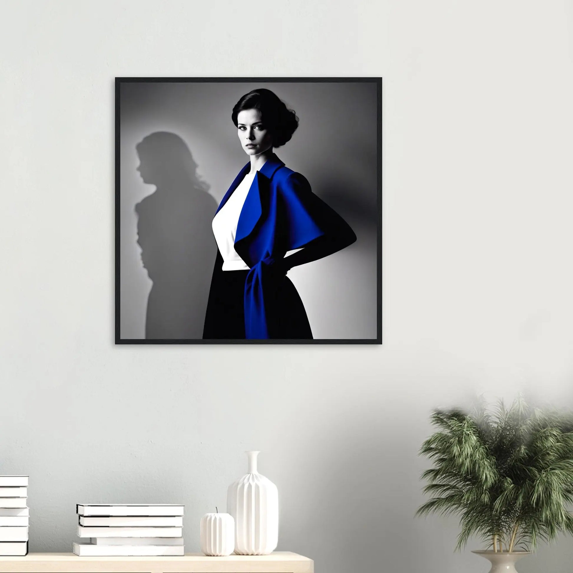 Gerahmtes Premium-Poster - Frau im blauen Mantel - Schwarz-Weiß, KI-Kunst - RolConArt, Schwarz-Weiß mit Akzentfarben, 