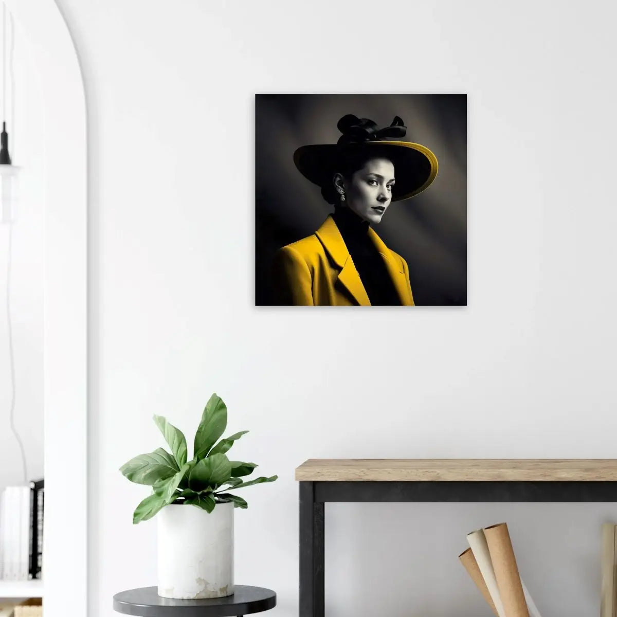 Moderner Forex-Druck - Frau im gelben Mantel - Schwarz-Weiß, KI-Kunst, RolConArt