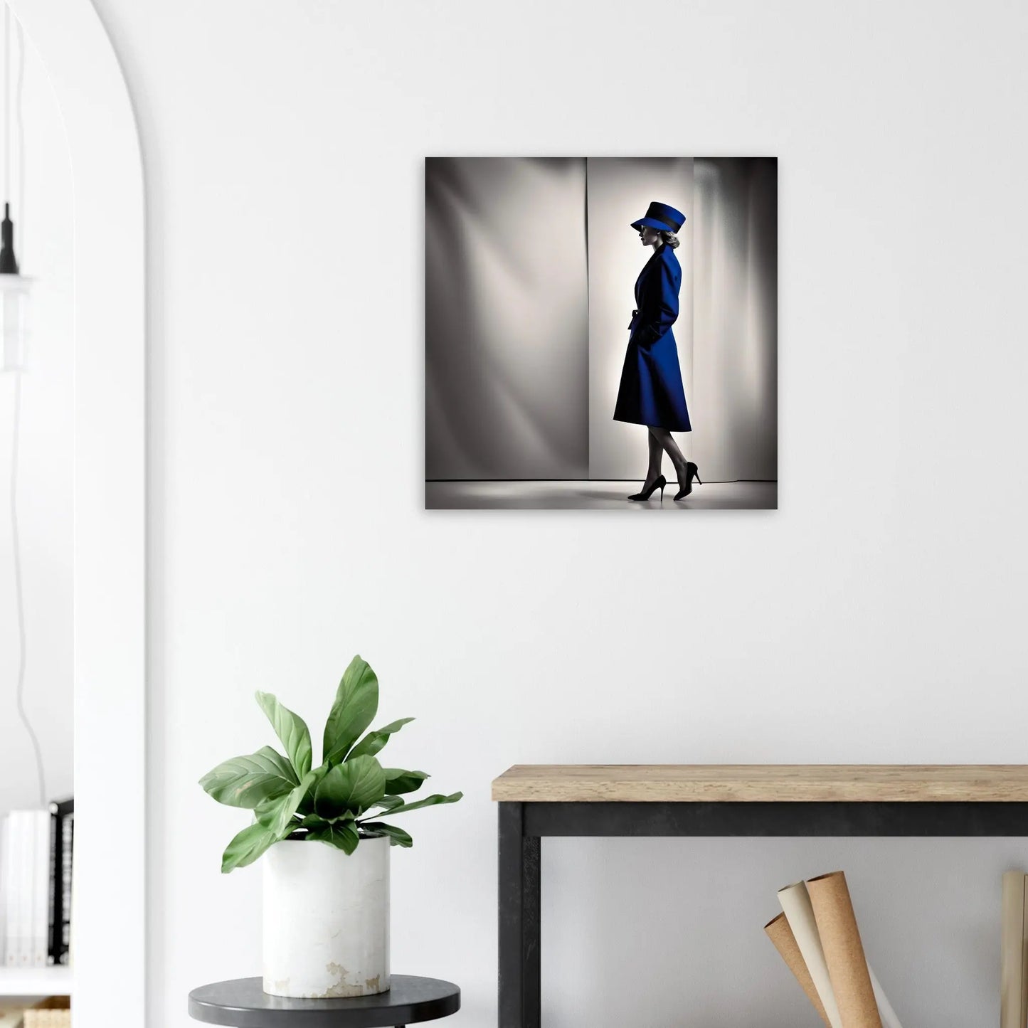 Moderner Forex-Druck - Frau im blauen Mantel - Schwarz-Weiß, KI-Kunst RolConArt